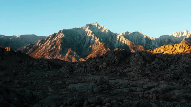 空中拍摄的岩石山在著名的自然地标对天空，无人机向后飞行的岩石对晴朗的一天-阿拉巴马山，加利福尼亚视频素材