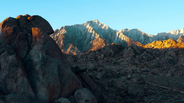 航空拍摄的岩石在著名的自然地标对蓝天，无人机飞向岩石山在阳光明媚的一天-阿拉巴马山，加利福尼亚视频素材