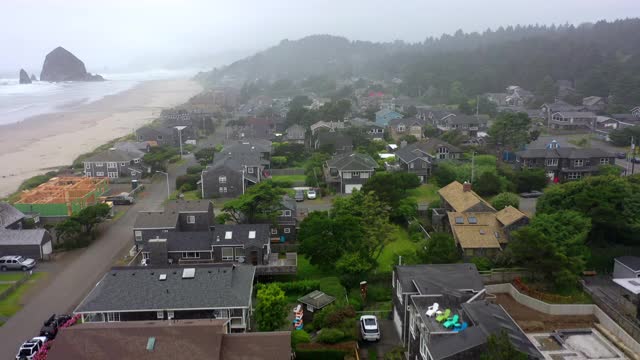 航拍城市房屋的海滩对天空，无人机上升在居民区的海上-加农炮海滩，俄勒冈州视频素材