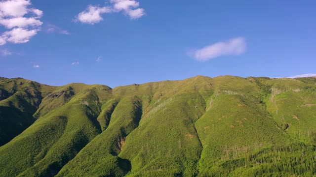 在晴朗的一天，无人机飞过自然景观-大北方平原，MT视频素材