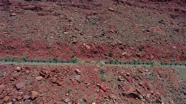 空中平移拍摄的高速公路与巴士和游客在阳光明媚的一天，无人机飞过沙漠岩石-观景台，亚利桑那州视频素材