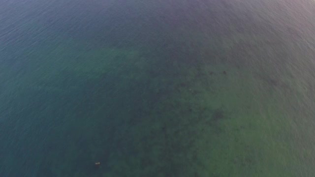 空中倾斜拍摄的沿海城市对多云的天空日落，无人机飞向山脉-巴尔港，缅因州视频素材