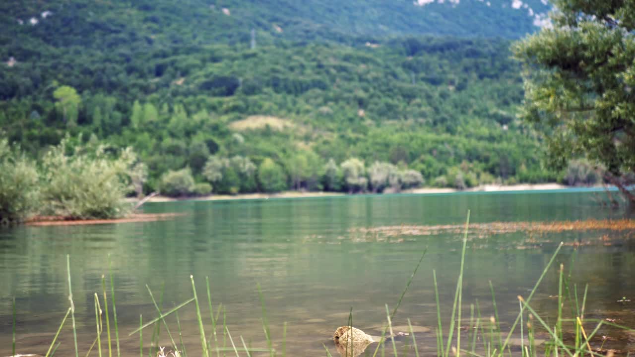 风景视频自然，山区湖泊巴雷亚。视频素材