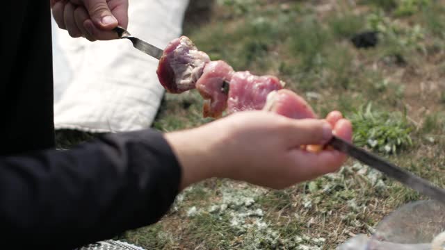 烧烤肉正在明火上烤着视频素材