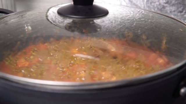 绿豆配火鸡和西红柿。特写镜头。烹饪的食物视频素材