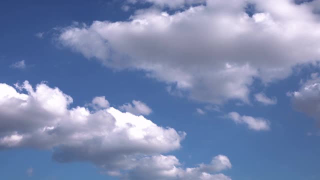 天空中移动的明亮积云雨云视频素材