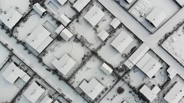 天线。冬季的联排别墅。白雪覆盖的小屋屋顶。俯视图从无人机。视频素材