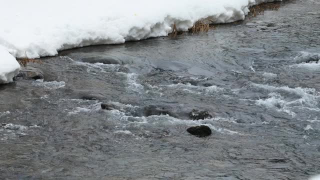 冰雪覆盖的日本冬季景观，河流，山脉，视频素材