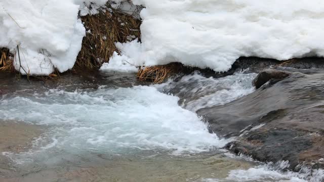 冰雪覆盖的日本冬季景观，河流，山脉，视频素材