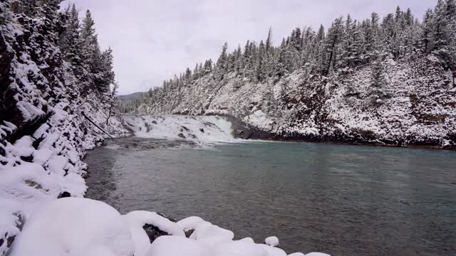 弓瀑布的观点在下雪的冬天。班夫国家公园弓河风景区视频素材