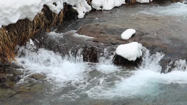 冰雪覆盖的日本冬季景观，河流，山脉，视频素材