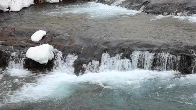 冰雪覆盖的日本冬季景观，河流，山脉，视频素材