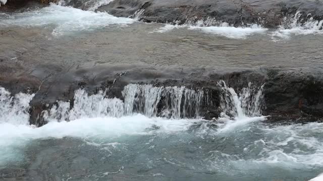 冰雪覆盖的日本冬季景观，河流，山脉，视频素材