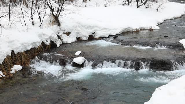 冰雪覆盖的日本冬季景观，河流，山脉，视频素材