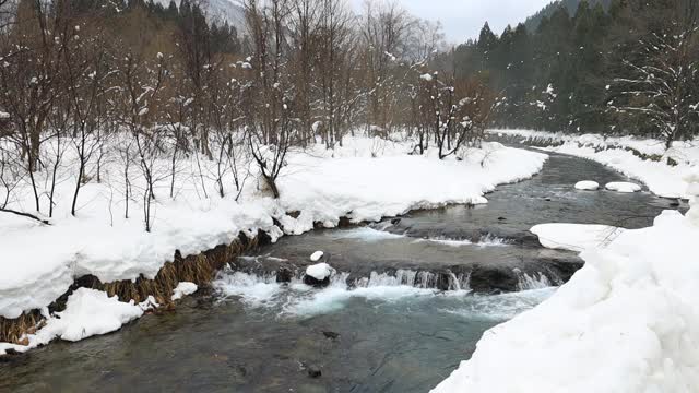 冰雪覆盖的日本冬季景观，河流，山脉，视频素材