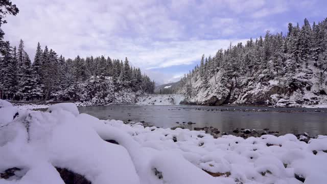 弓瀑布的观点在下雪的冬天。班夫国家公园弓河风景区视频素材