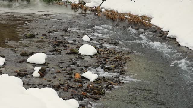 冰雪覆盖的日本冬季景观，河流，山脉，视频素材