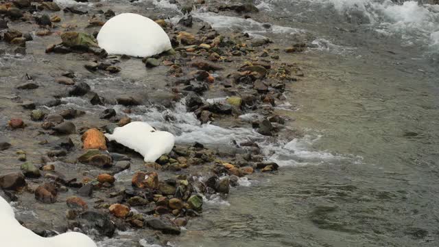 冰雪覆盖的日本冬季景观，河流，山脉，视频素材