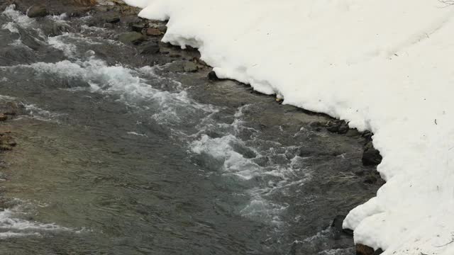 冰雪覆盖的日本冬季景观，河流，山脉，视频素材