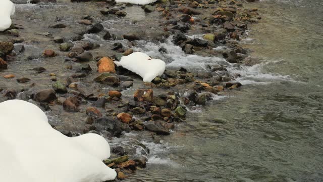 冰雪覆盖的日本冬季景观，河流，山脉，视频素材