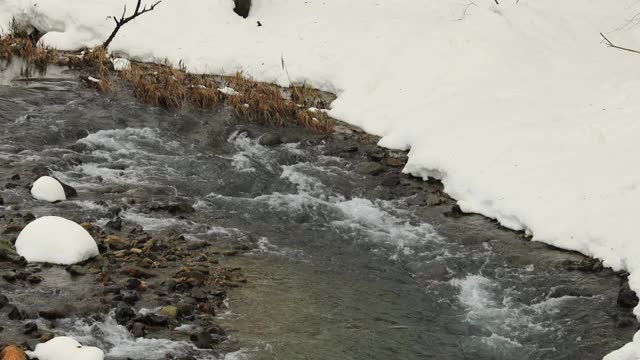 冰雪覆盖的日本冬季景观，河流，山脉，视频素材