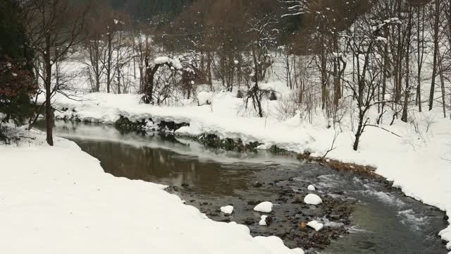 冰雪覆盖的日本冬季景观，河流，山脉，视频素材