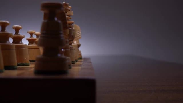 国际象棋游戏简单的开局移动与兵推拉摄影视频素材