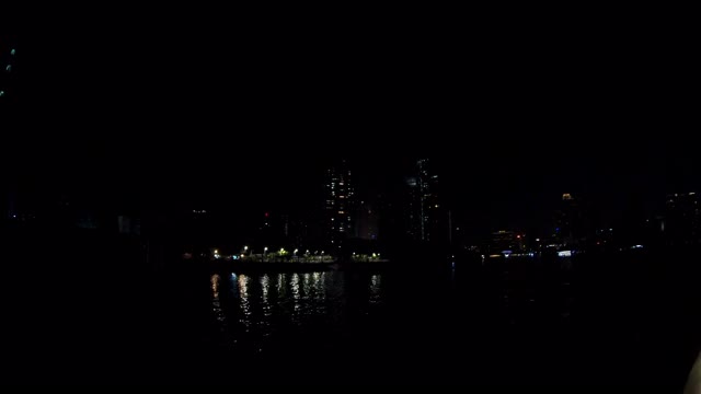 曼谷市与湄南河夜景从泰国的船视频素材