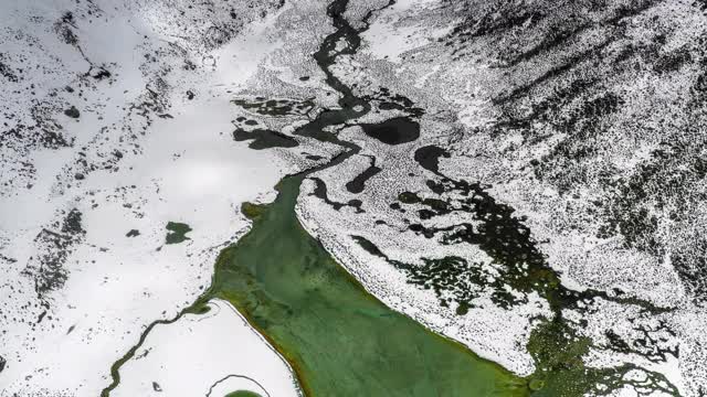 一个湖隐藏在雪山峡谷里视频素材