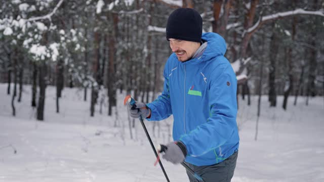 个人越野滑雪训练。那人在冬季森林里参加体育活动视频素材