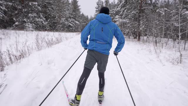 冬季越野滑雪训练。运动员的速度很快视频素材