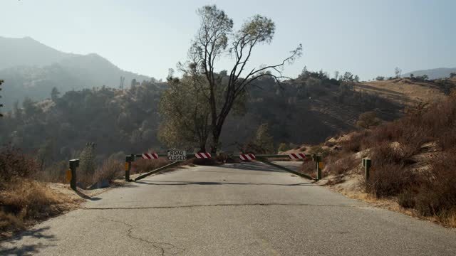 加州山脉克恩河谷风景区道路封闭标志视频素材