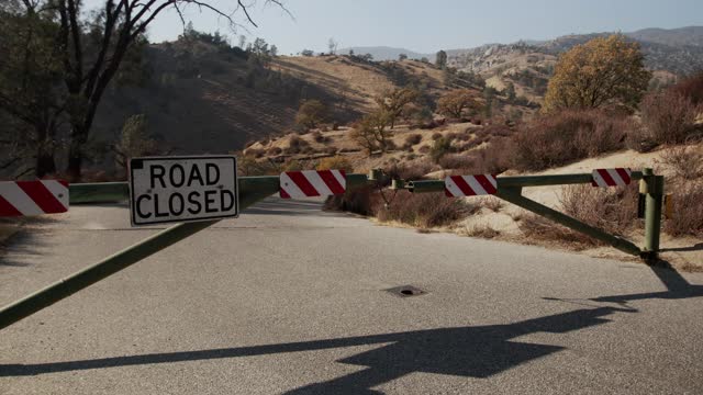 加州山脉克恩河谷风景区道路关闭标志关闭视频下载