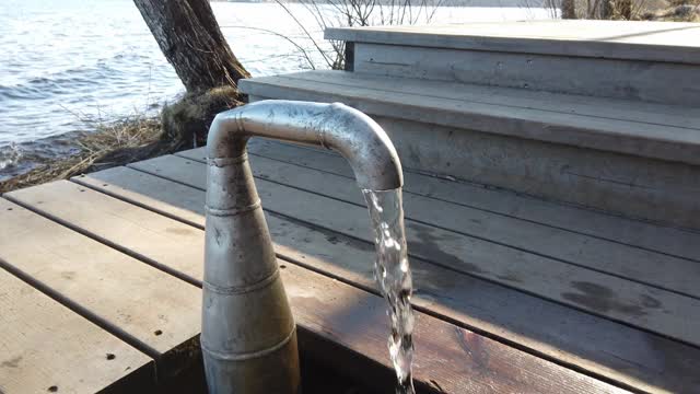 芬兰拉彭兰塔的室外水龙头流出的地下水视频素材