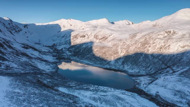 29、朝阳刚刚照亮了雪山，湖面还静静地躺在雪山的怀抱里视频素材