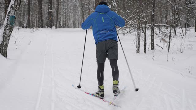 冬季越野滑雪训练。运动员的速度很快视频素材