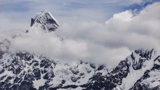 四姑娘山在雾中探出头来视频素材