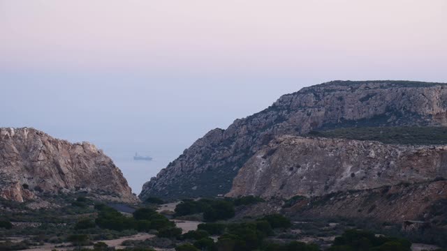 西班牙，多岩石海岸，海上有船视频素材