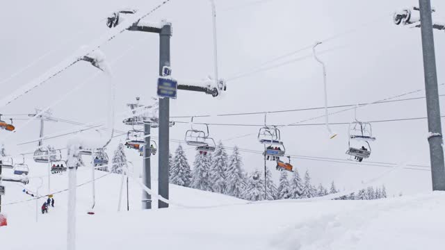 雪地森林背景下的滑雪场电梯视频素材