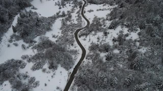 沿着蜿蜒的乡村道路穿过冬季景观视频素材