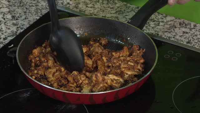 用蛋黄酱浇上软皮塔饼做成阿拉伯式鸡肉沙瓦马。视频素材