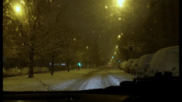 在风雪交加的夜晚，警车在街上巡逻视频素材