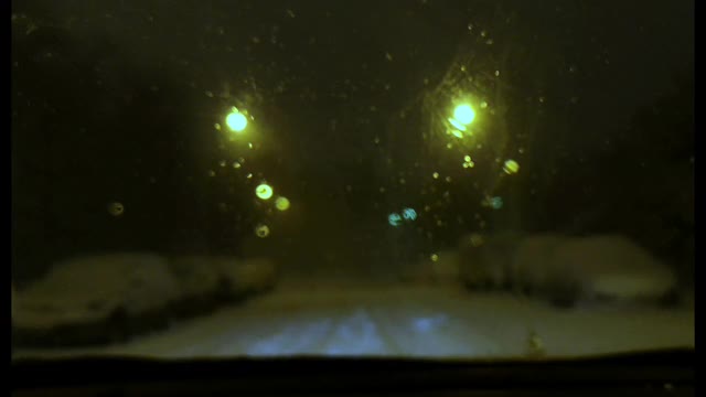 在风雪交加的夜晚，警车在街上巡逻视频素材