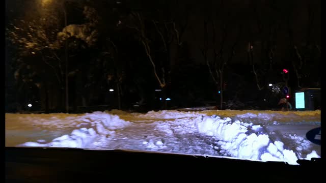 在风雪交加的夜晚，警车在街上巡逻视频素材