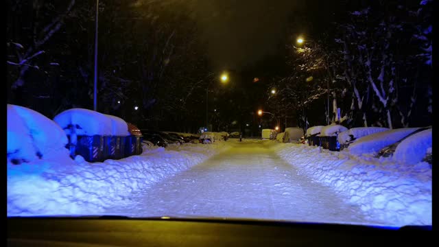 在风雪交加的夜晚，警车在街上巡逻视频素材