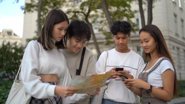 看地图的亚洲青少年游客视频素材