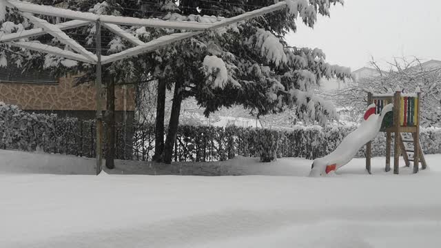 操场上正在下大雪。寒冷的室外，没有人。视频素材