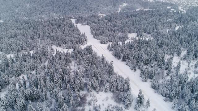 汽车正在雪地上行驶视频素材