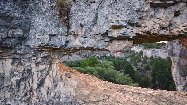 在西班牙索里亚的狼河峡谷，阳光透过一个风景优美的岩石形成的洞。高质量4k镜头视频素材