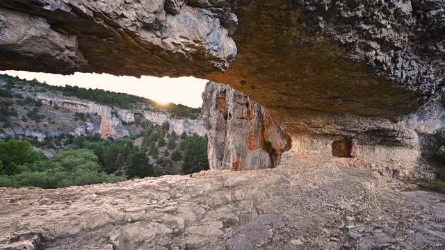 在西班牙索里亚的狼河峡谷，阳光透过一个风景优美的岩石形成的洞。高质量4k镜头视频素材